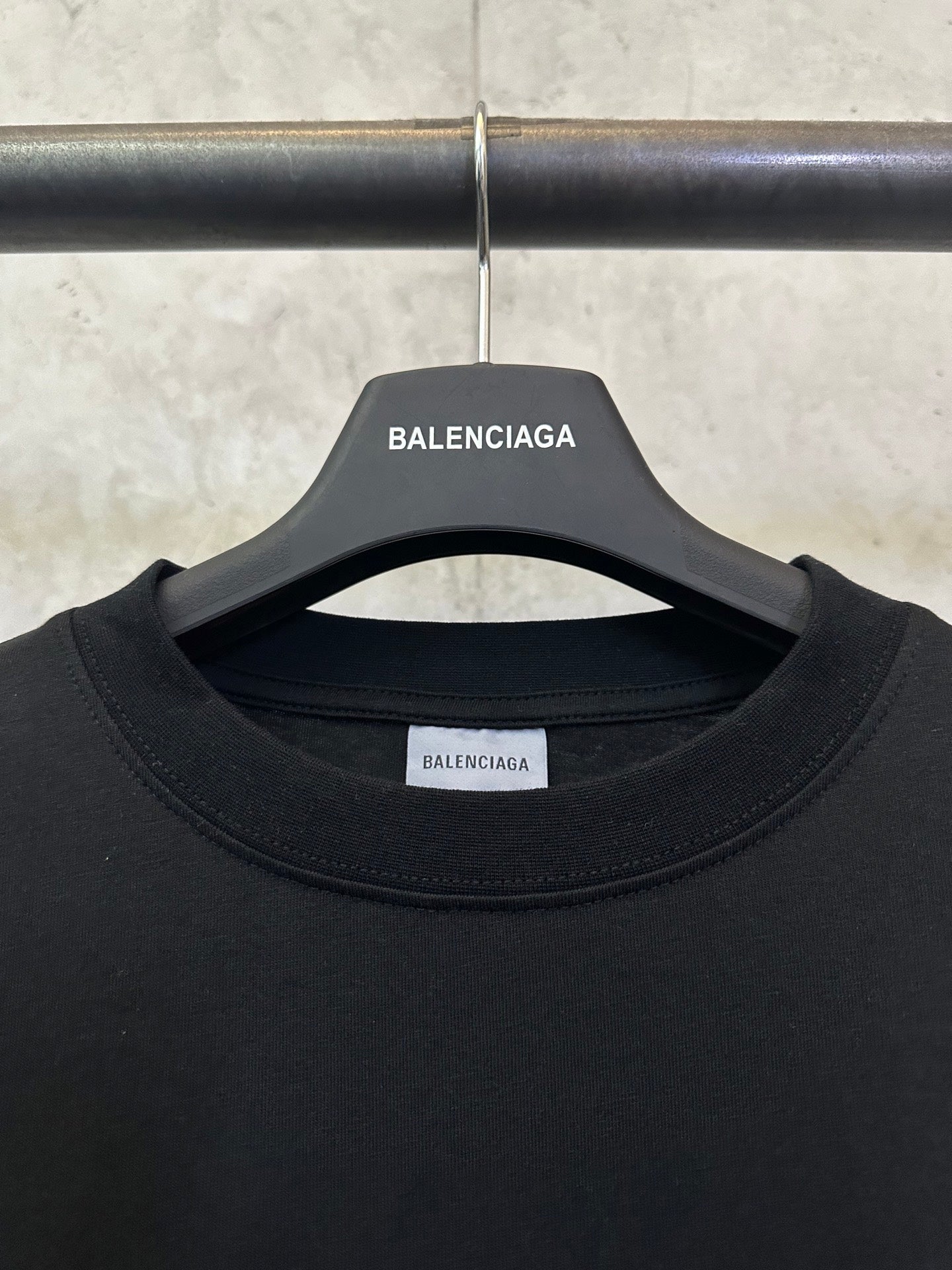 Balenciaga crewneck T-shirt neckline with BALENCIAGA logo tag