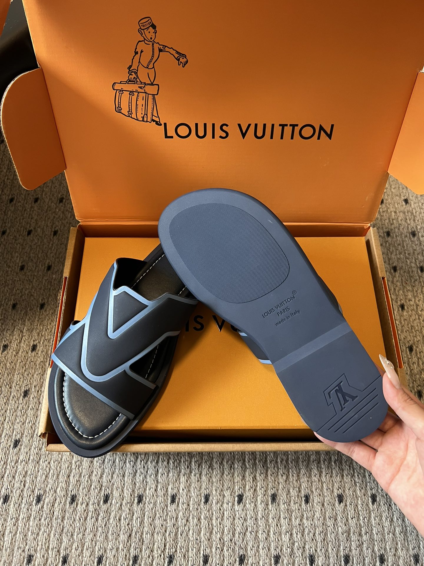 Louis Vuitton slide sandals, black and light blue V logo, heel view