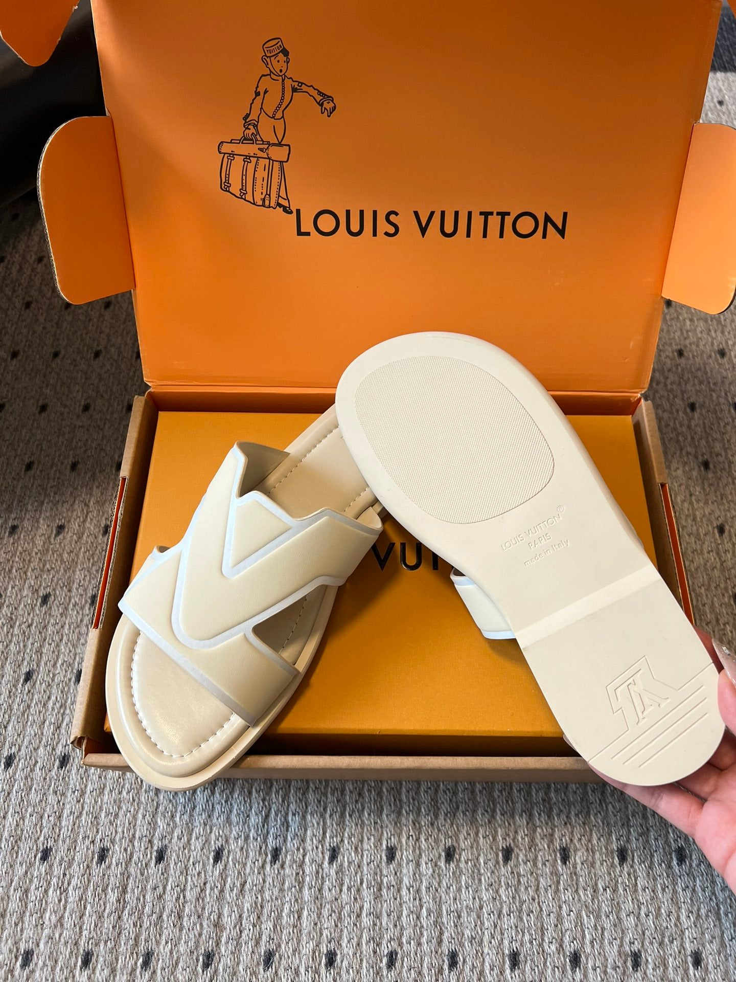 Cream slide sandals with V straps and thick sole, in box, Louis Vuitton