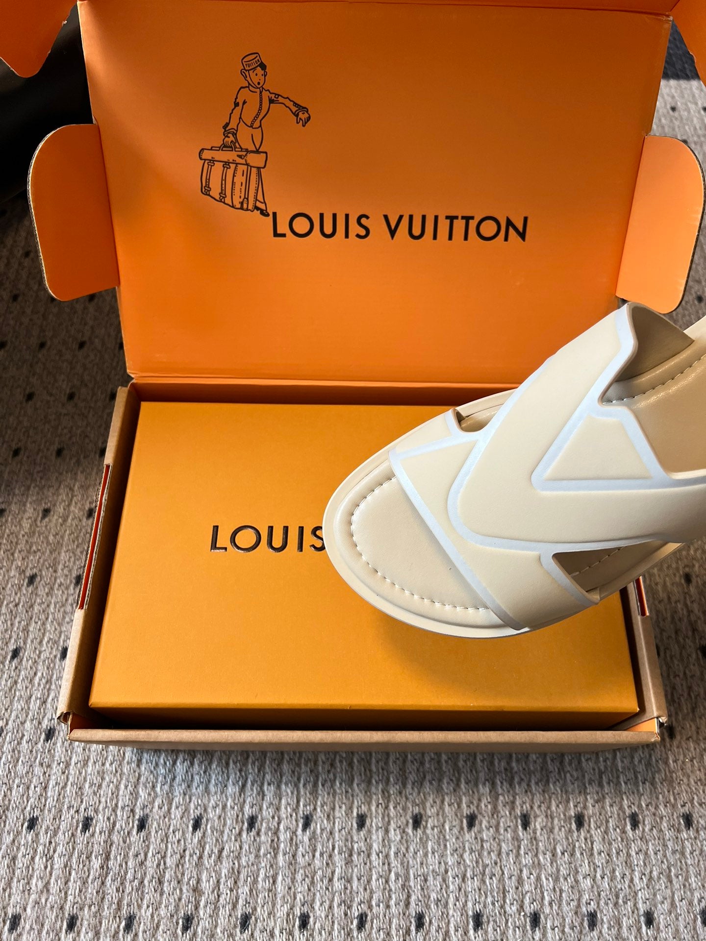 Single cream slide sandal close-up with V-shaped strap, Louis Vuitton
