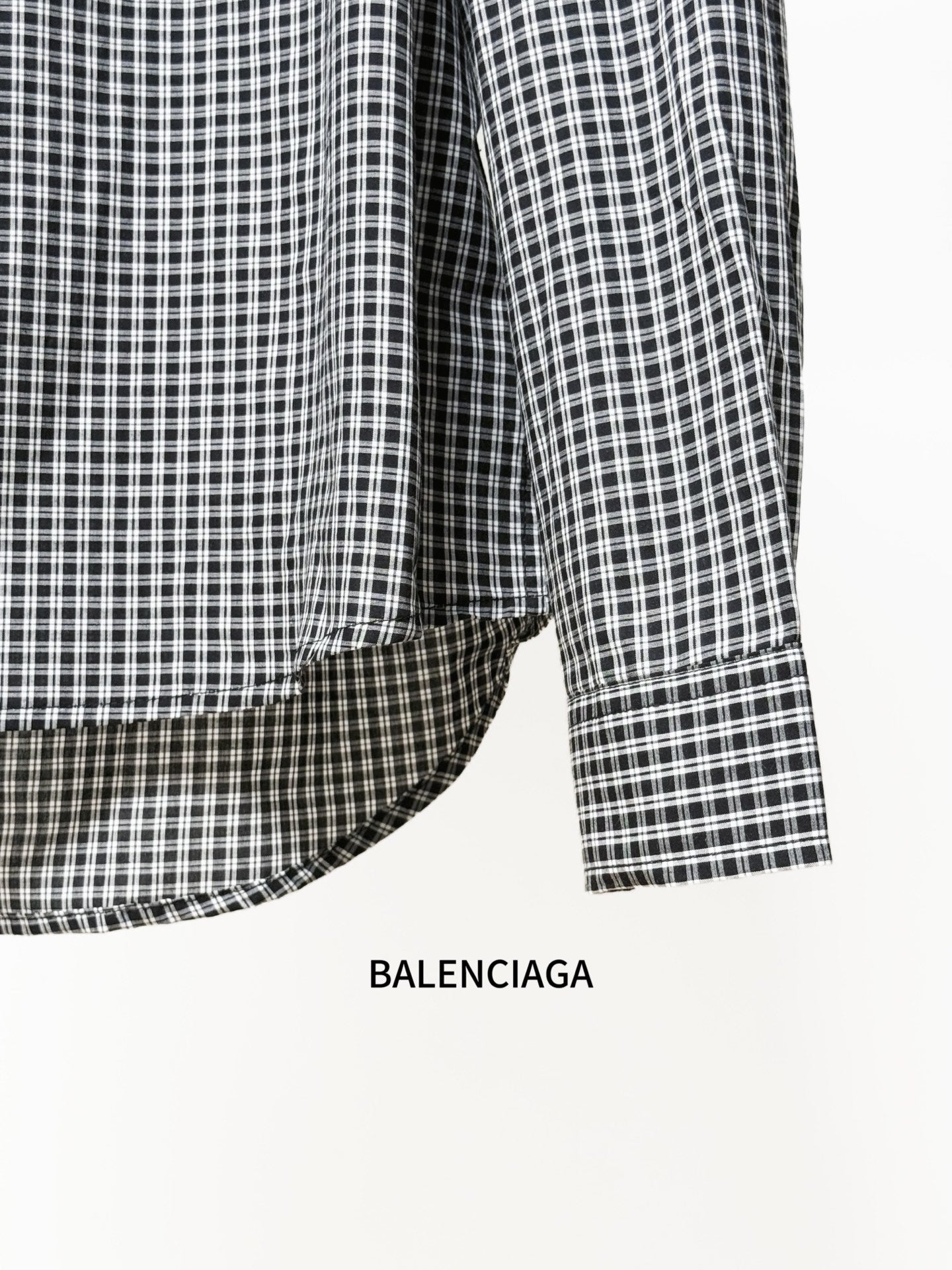 Checkered button-up shirt curved hem and long sleeves