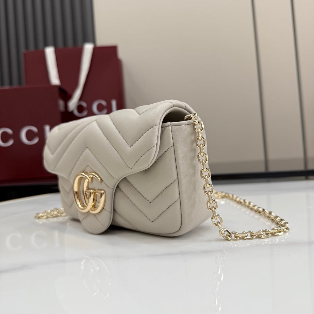 Light-colored quilted shoulder bag with chevron pattern, front logo and chain strap