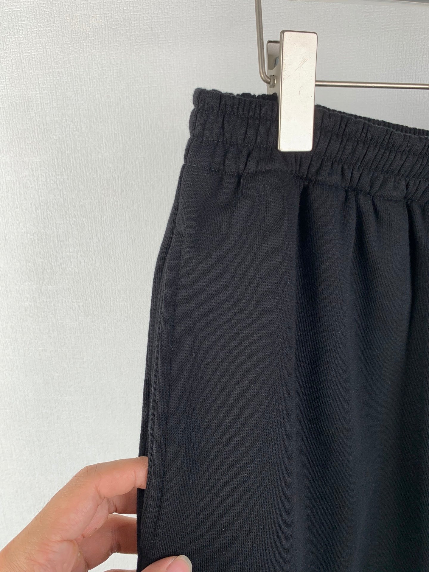 Dark knit shorts with elastic waistband and inner seam detail