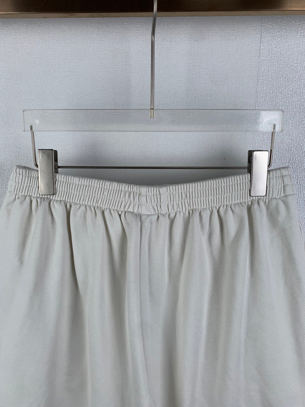 White gathered waistband shorts with straight legs and elastic cuff hem