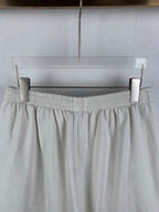 White gathered waistband shorts with straight legs and elastic cuff hem