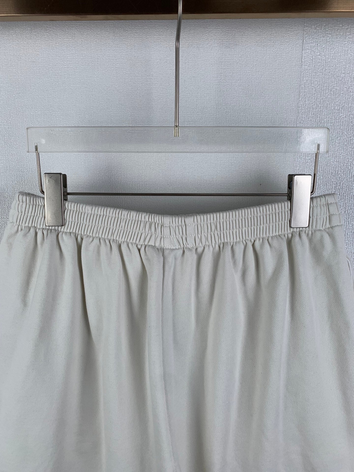 White gathered waistband shorts with straight legs and elastic cuff hem