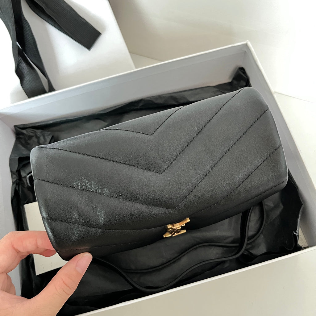 YSL Saint Laurent leather shoulder bag, black, quilted flap close-up