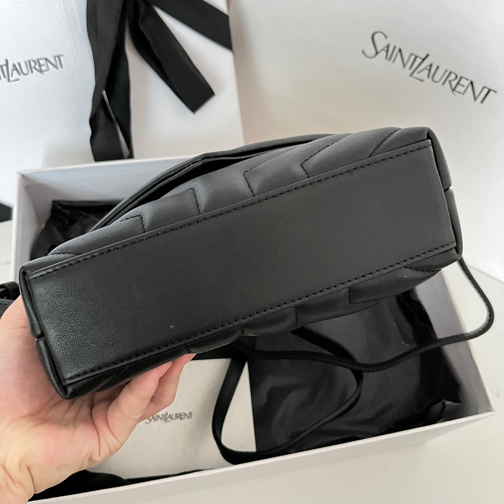 Top-zip leather shoulder bag with adjustable strap, dark gray-black