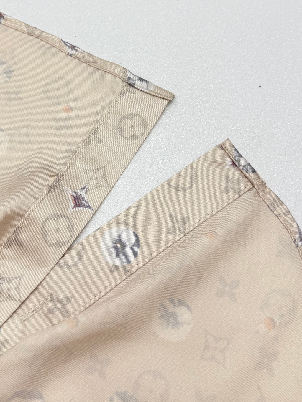 Beige short-sleeve shirt with printed shoulder panel and monogram floral motifs
