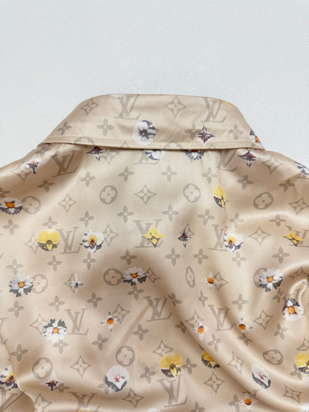 Beige short-sleeve shirt back yoke with monogram and colorful floral print