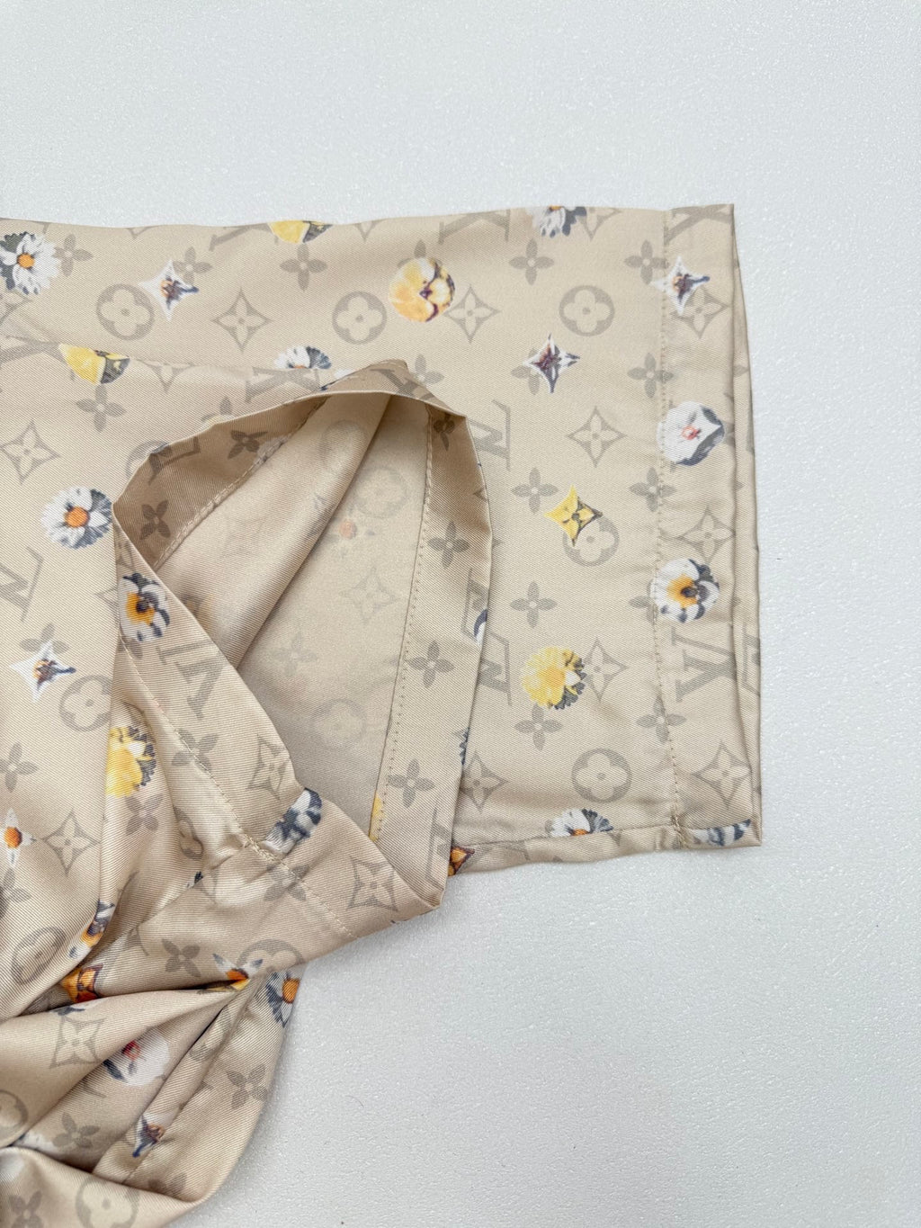 Beige short-sleeve shirt sleeve with interior facing and monogram floral print