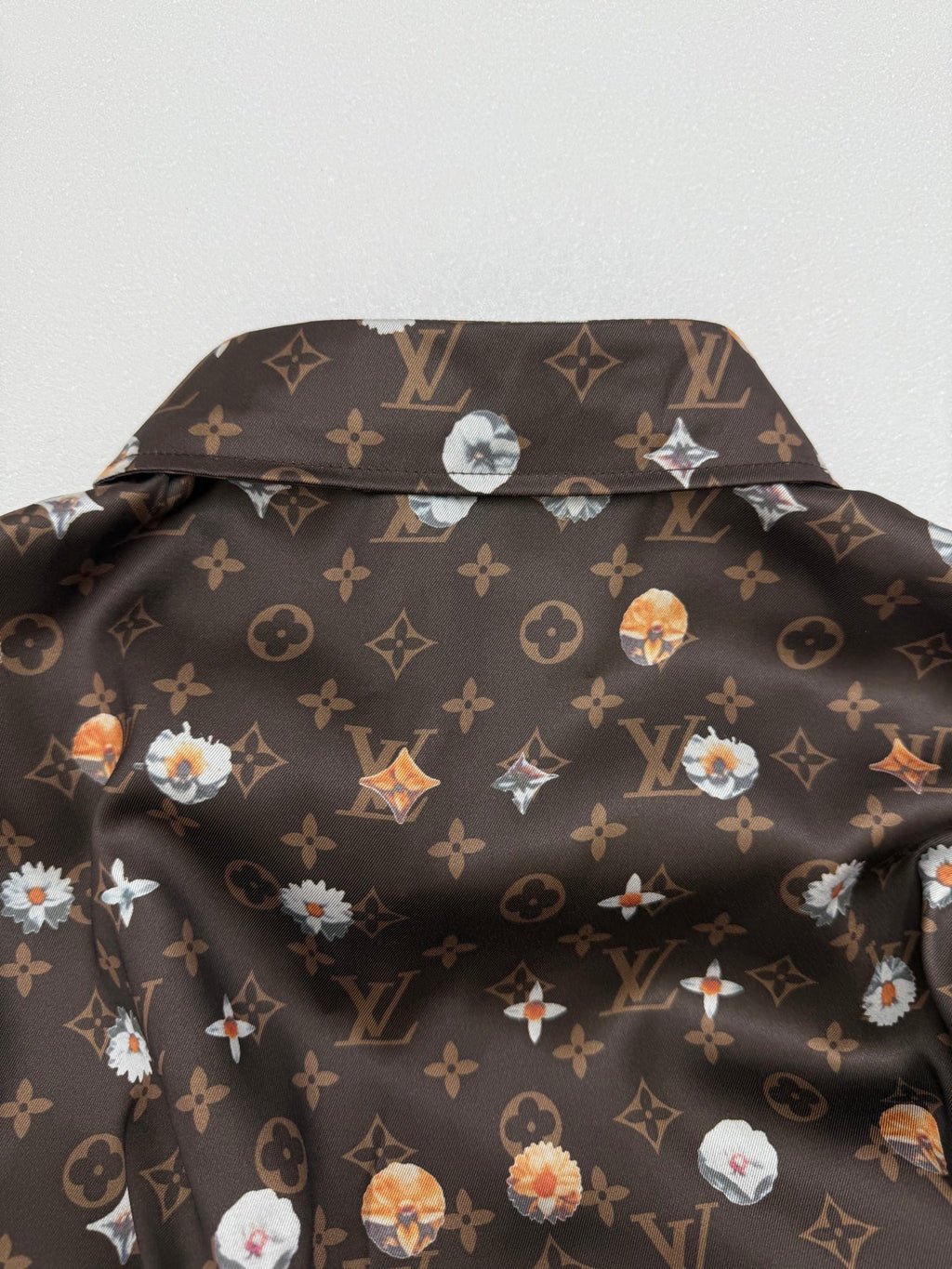 Louis Vuitton short-sleeve shirt neckline, dark monogram print with colorful floral motifs