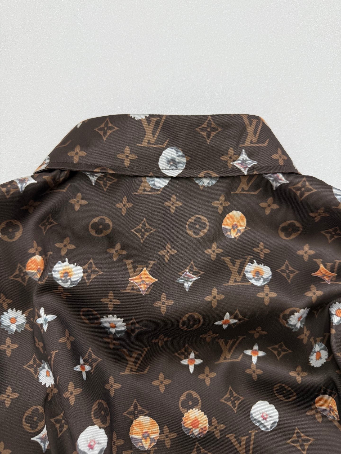 Louis Vuitton short-sleeve shirt neckline, dark monogram print with colorful floral motifs