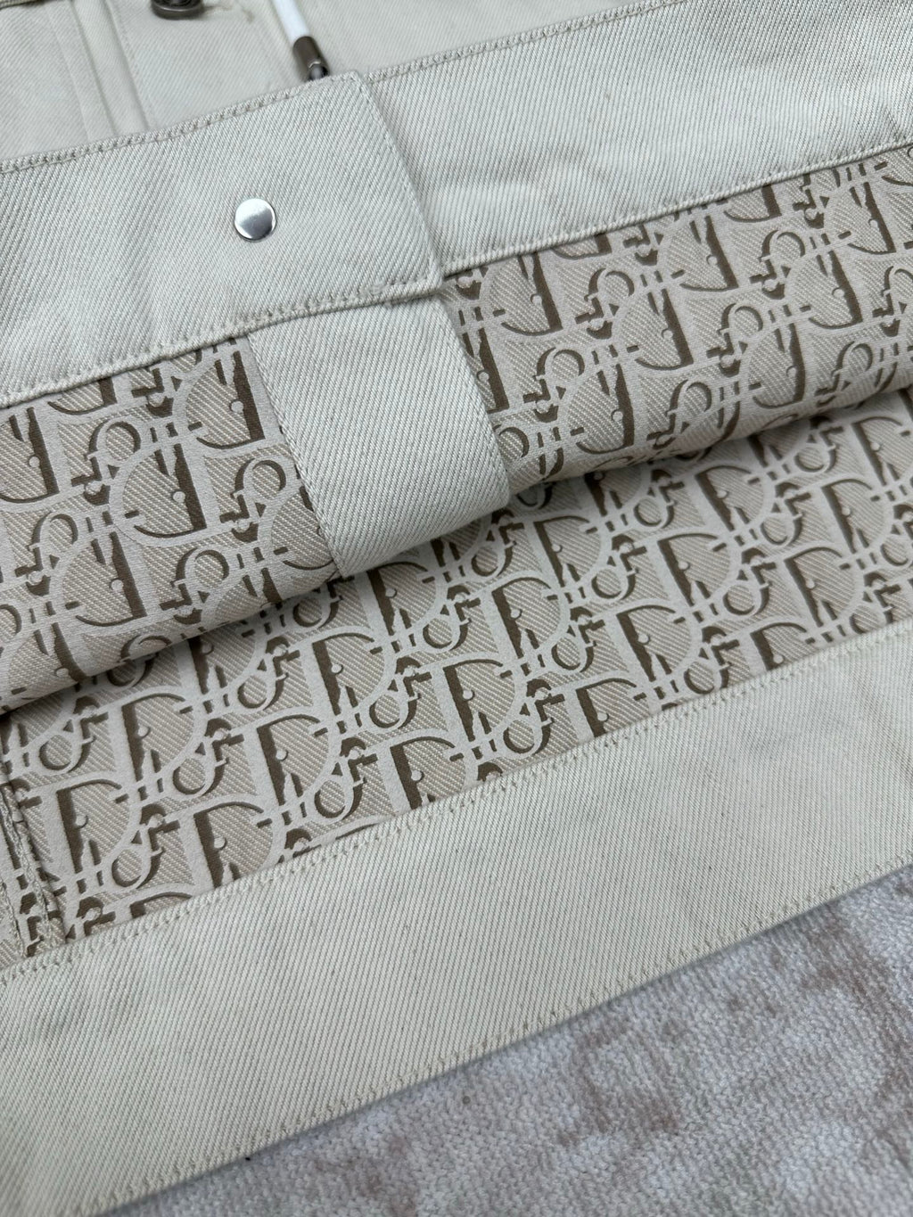 Sleeve cuff with snap and patterned logo lining