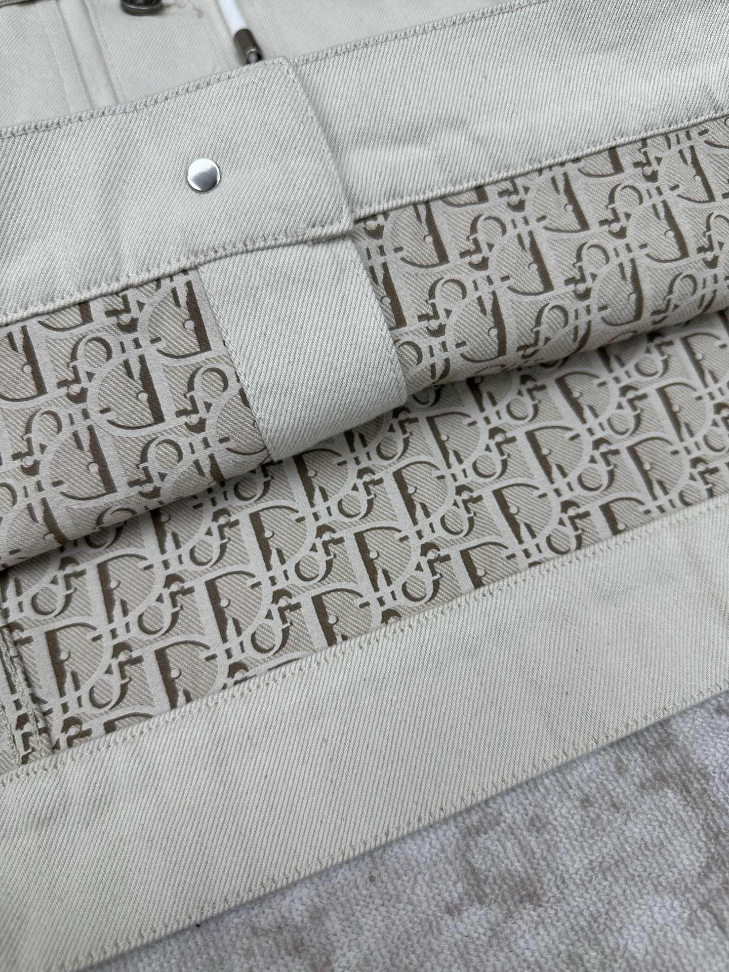 Sleeve cuff with snap and patterned logo lining