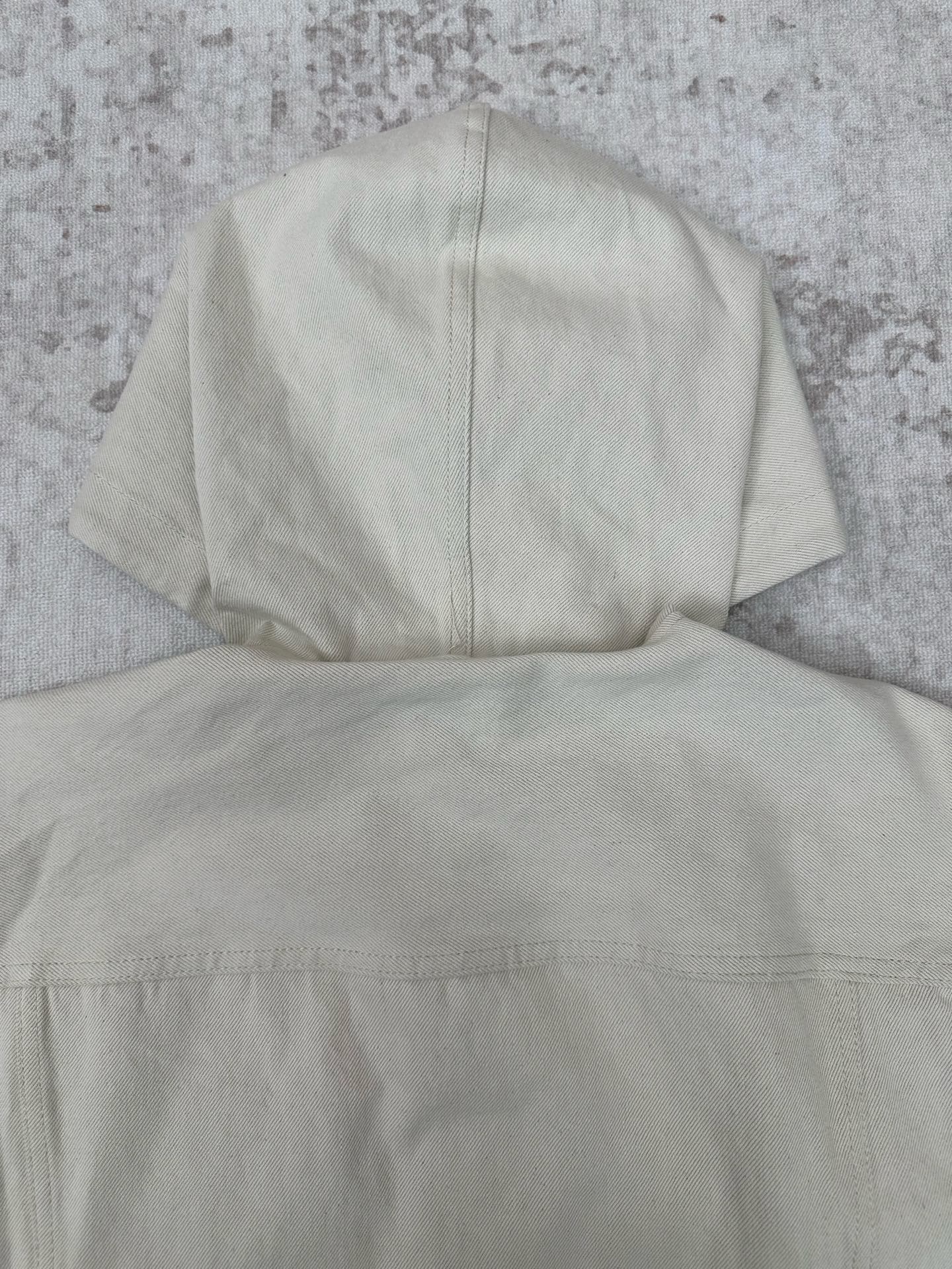 White jacket back with hood and central vertical seam