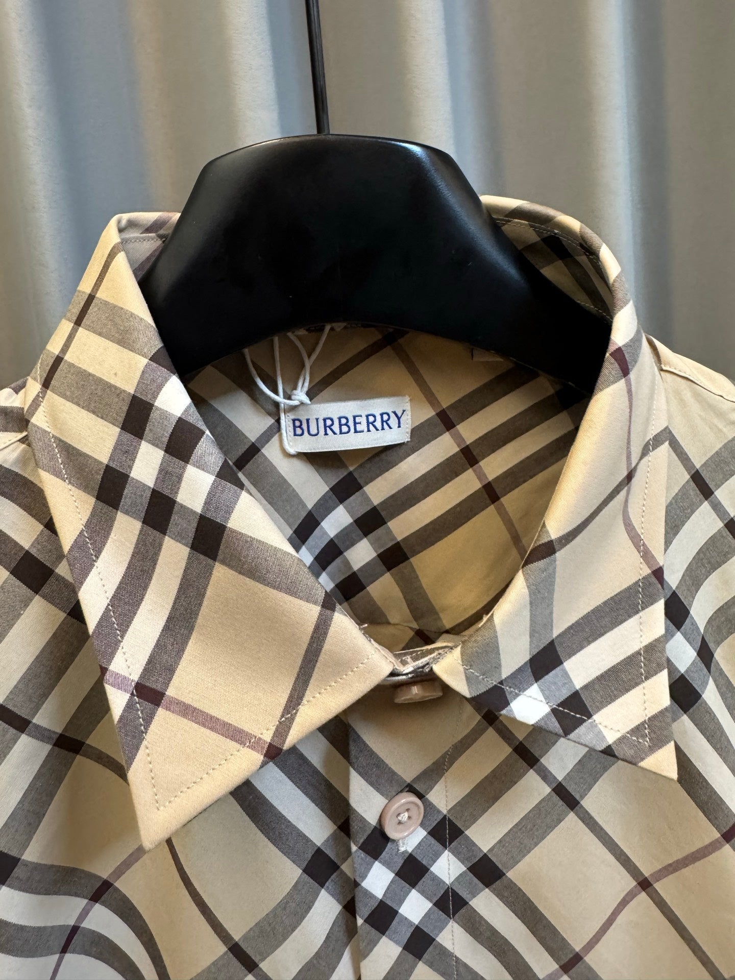 Burberry plaid long-sleeve shirt collar with small brand label