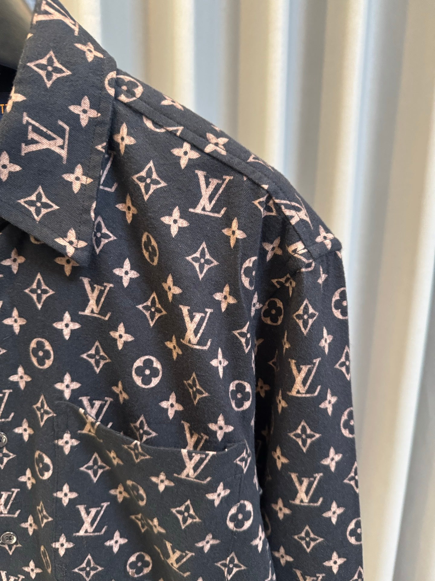 Long-sleeve jacket sleeve in dark navy with Louis Vuitton monogram print