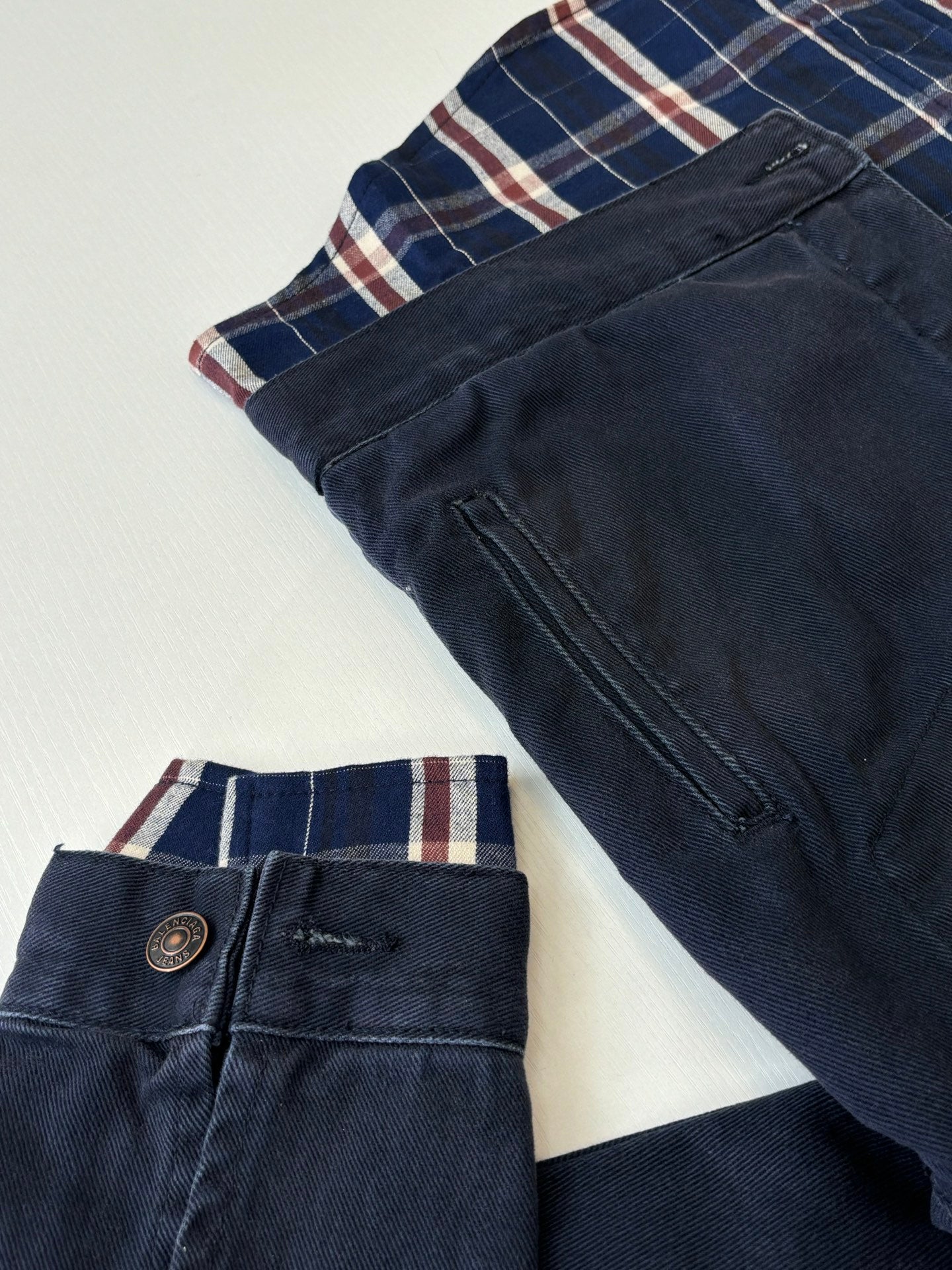 Denim jacket with plaid inner band and metal button at waist