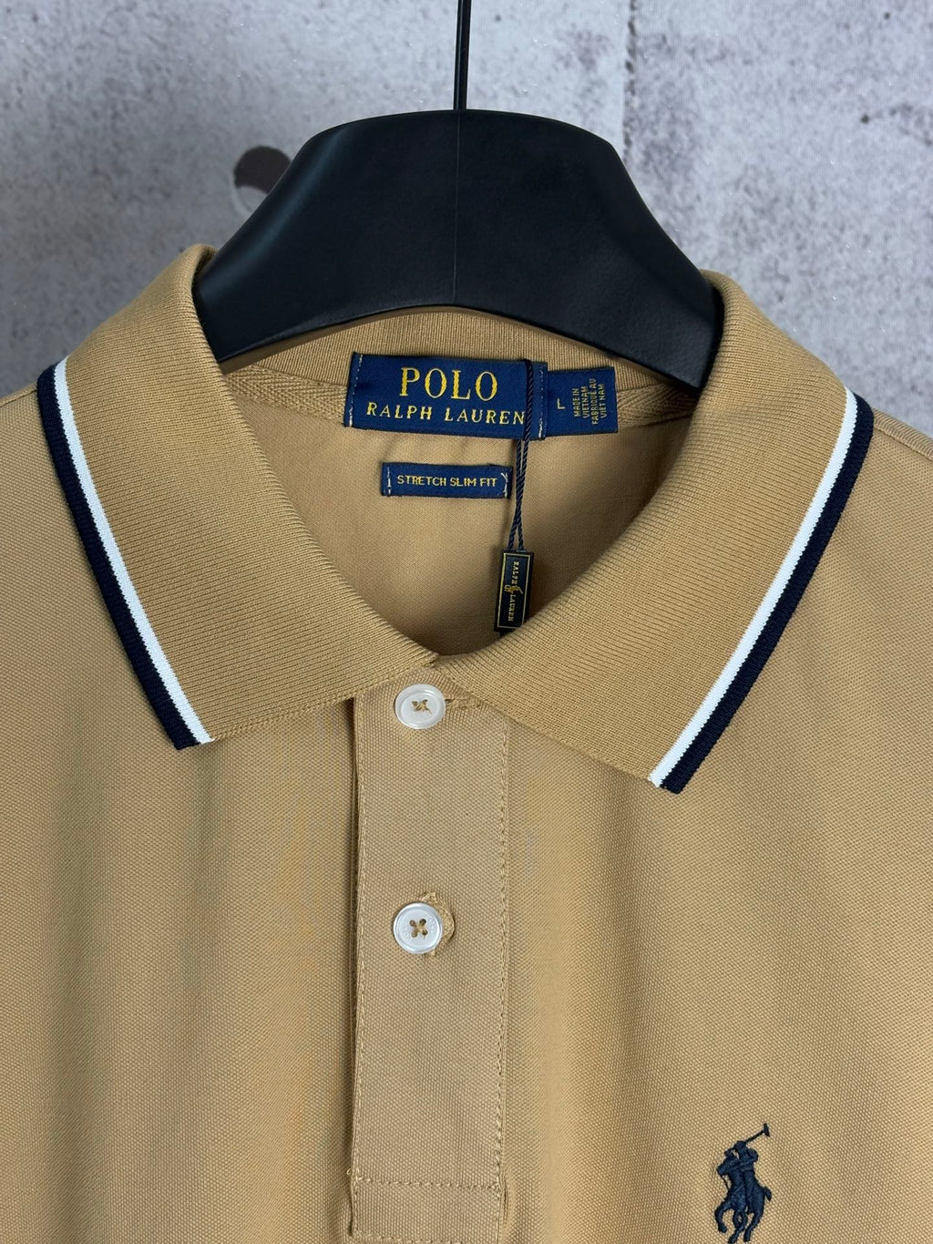 Polo shirt collar with button placket and embroidered Ralph Lauren logo
