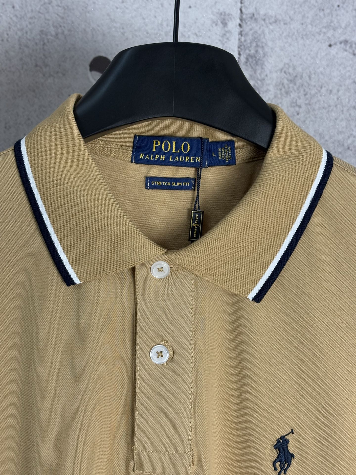 Polo shirt collar with button placket and embroidered Ralph Lauren logo