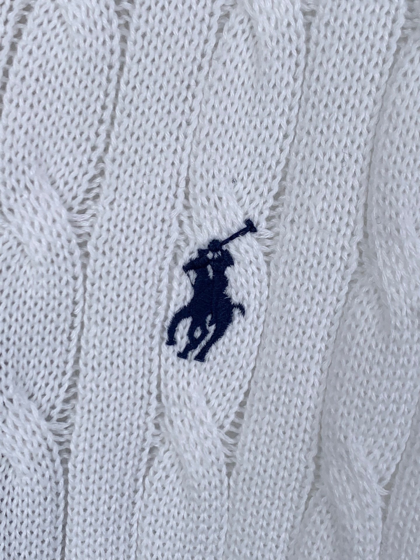 Small Polo silhouette embroidered on white knit sweater vest