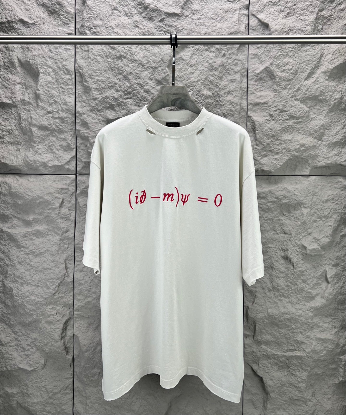 Short-sleeve T-shirt in white with red graphic print and crew neck