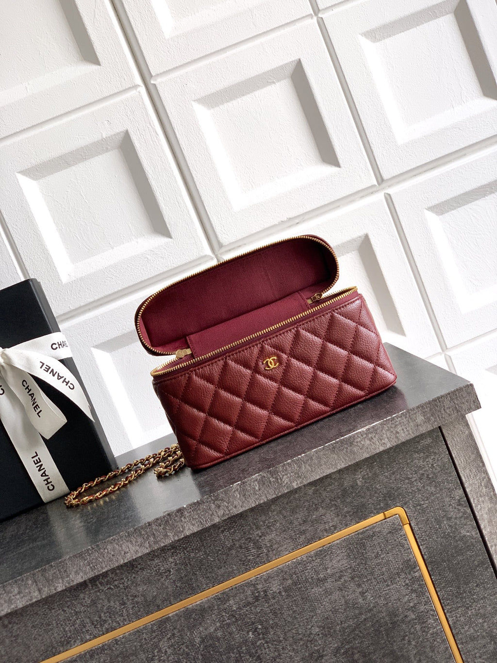 Chanel quilted handbag in burgundy leather with open top and gold zipper