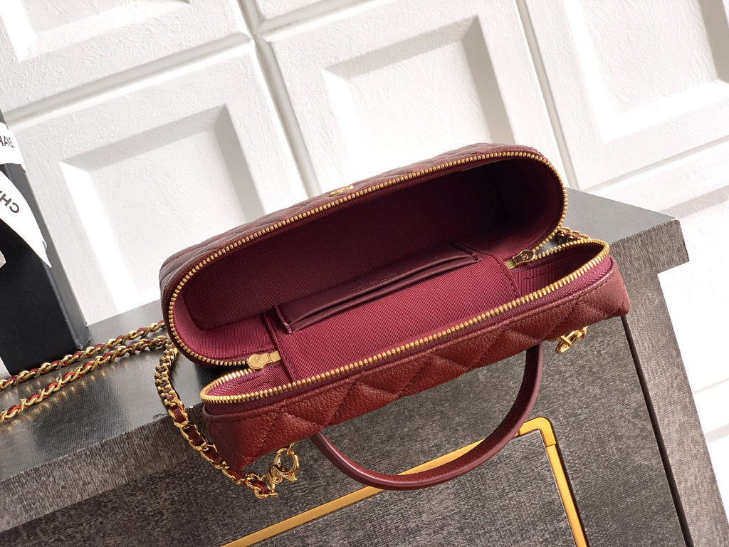 Chanel quilted handbag in burgundy leather with gold zipper opening and lining