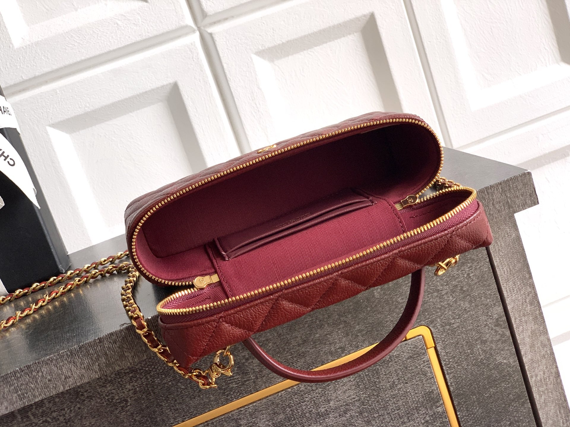 Chanel quilted handbag in burgundy leather with gold zipper opening and lining