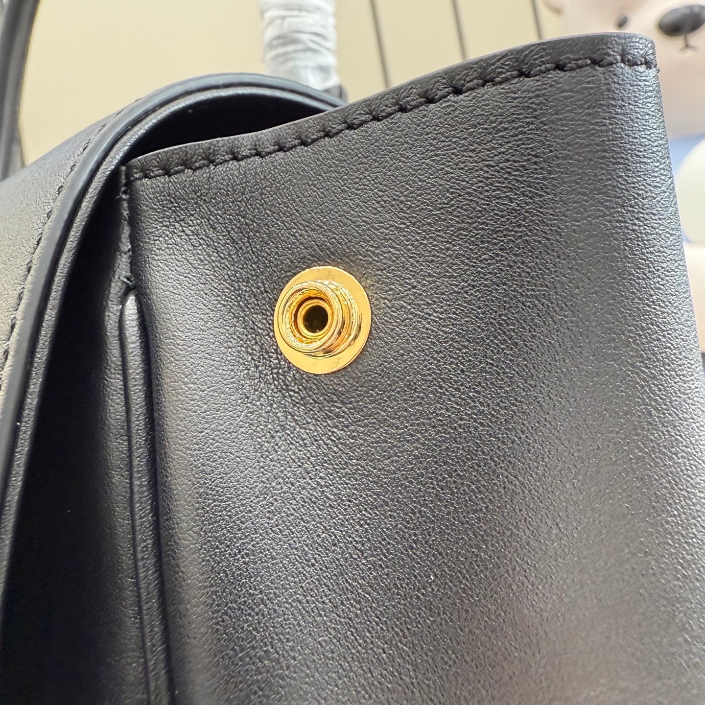 Gucci leather bag, black with gold clasp hardware close-up