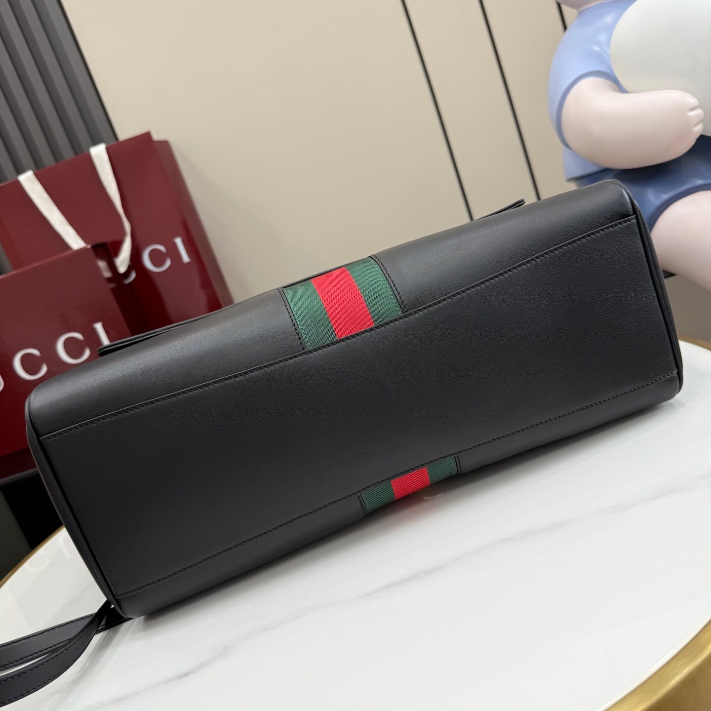 Gucci bag in dark leather with green-red stripe band and shoulder strap