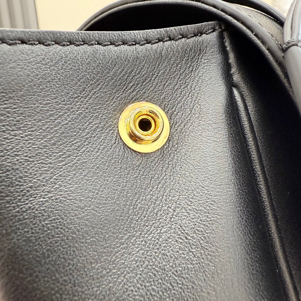Gucci bag exterior gold-tone snap button on textured leather