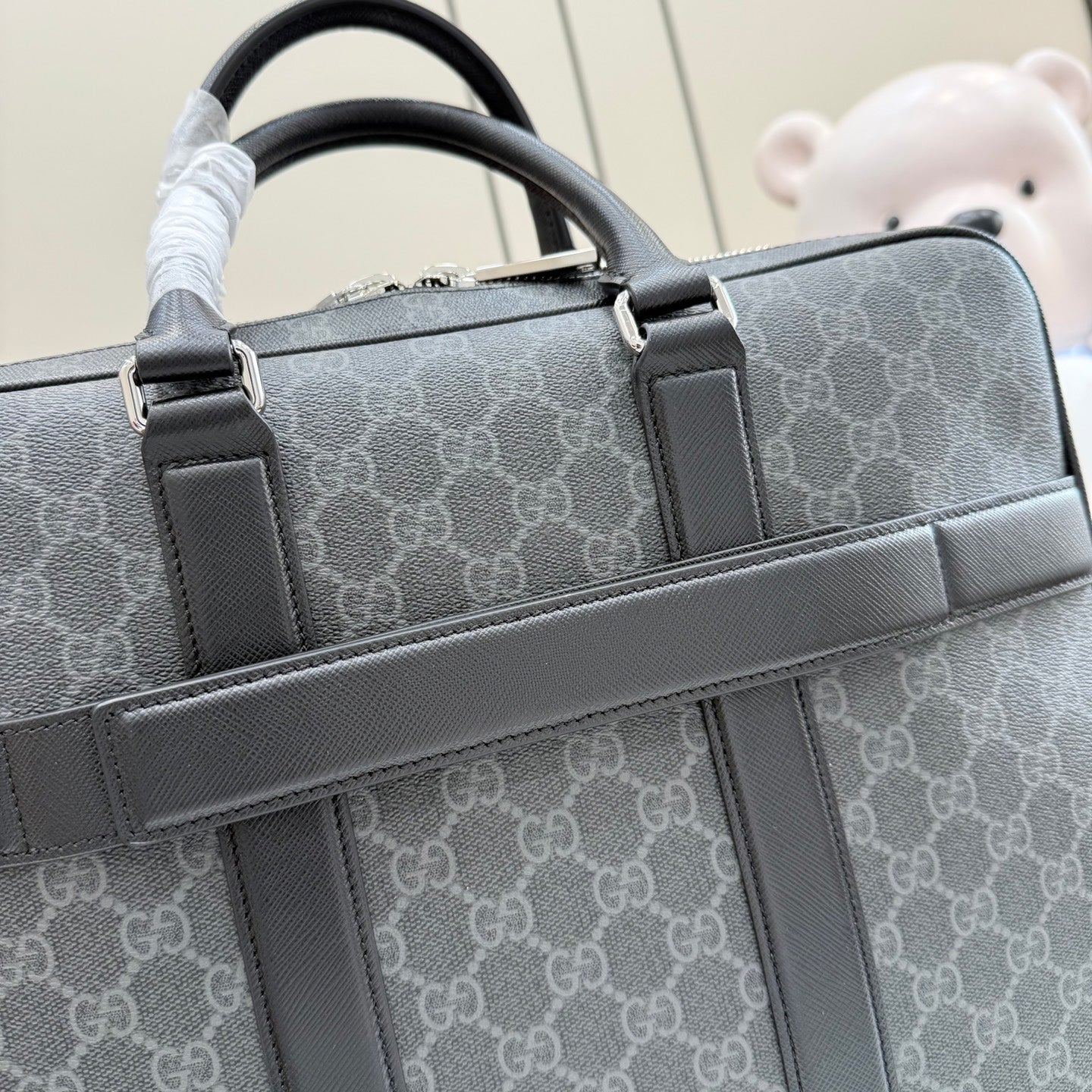 Gucci bag with GG pattern canvas, dark leather handles and adjustable top strap