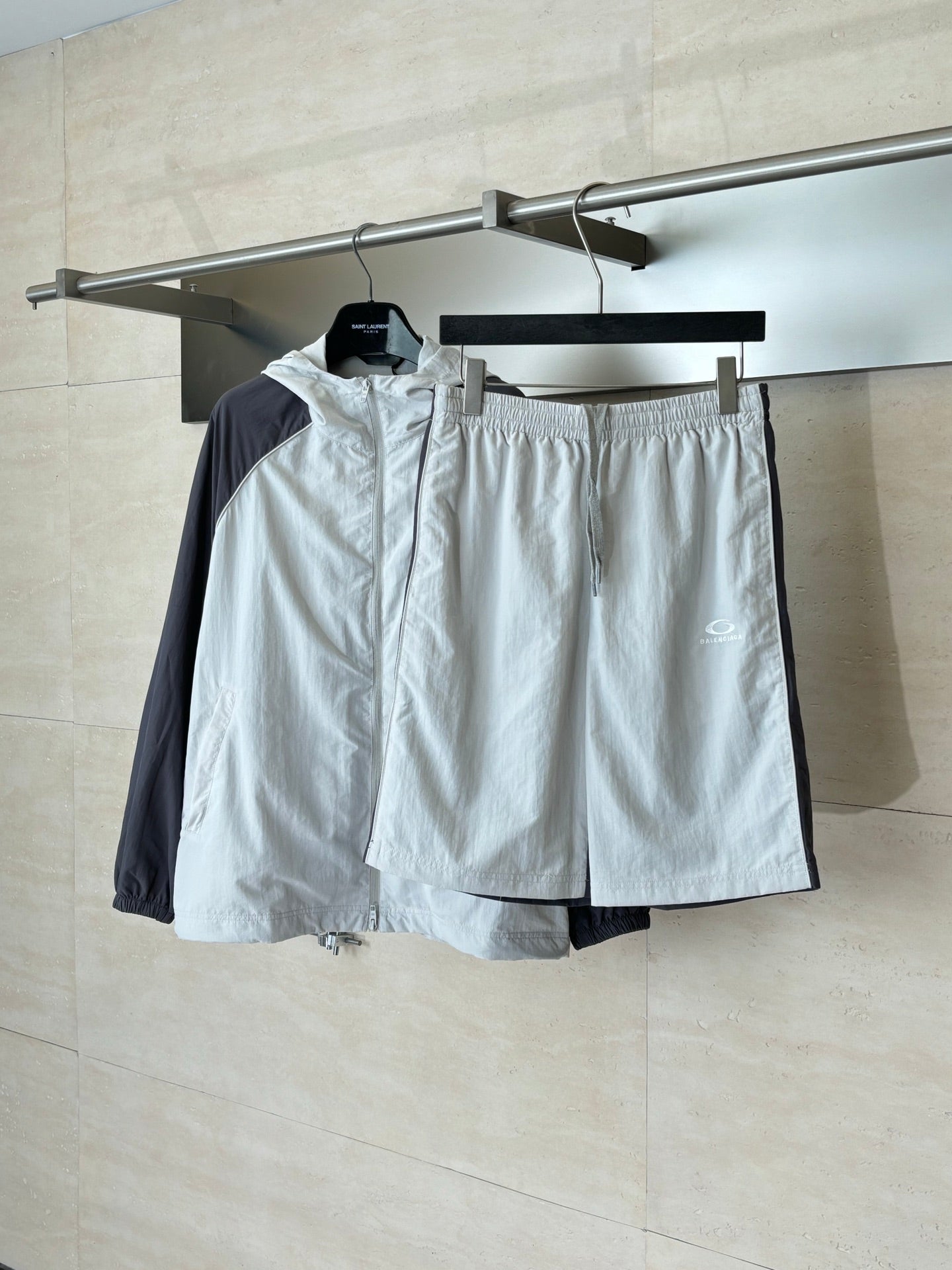 White drawstring waist shorts with front patch seam and side pockets