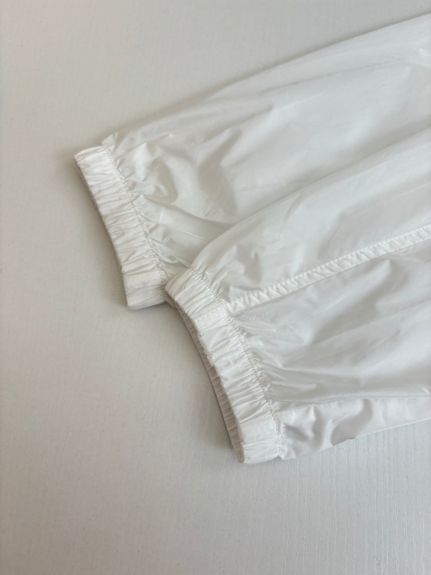 White jacket hem with ruched elastic cuffs