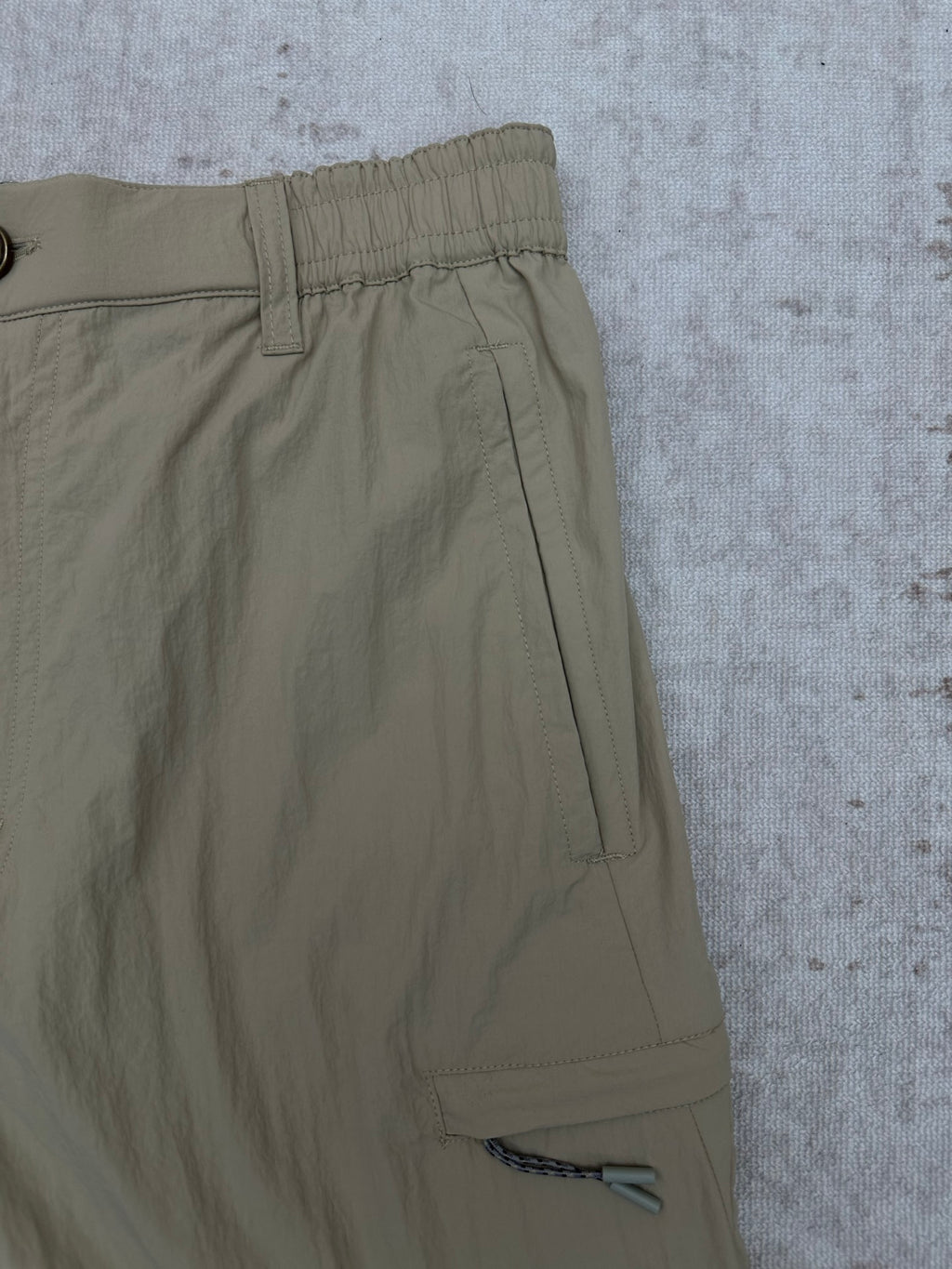 Light olive pants with side pocket and drawstring hem