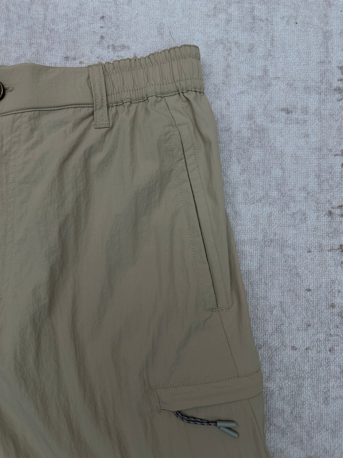 Light olive pants with side pocket and drawstring hem