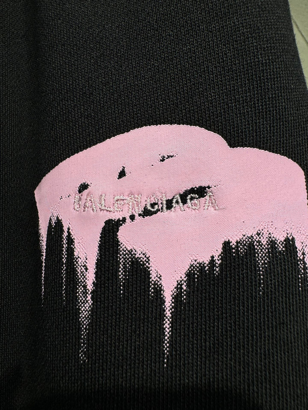 Dark knit pants with pink mountain logo graphic detail