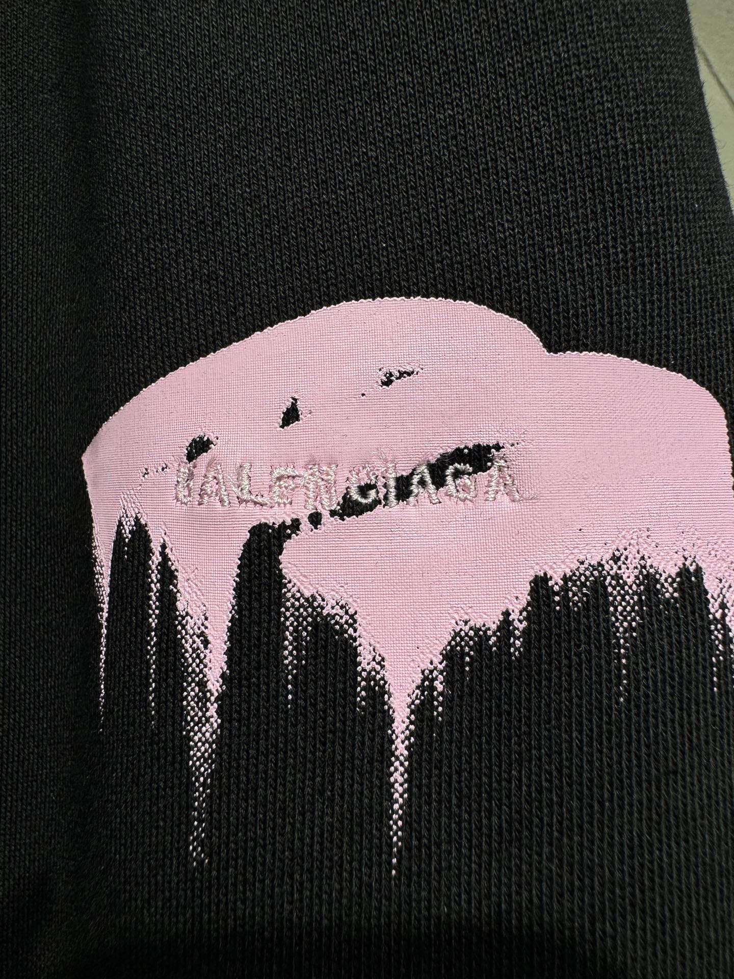 Dark knit pants with pink mountain logo graphic detail