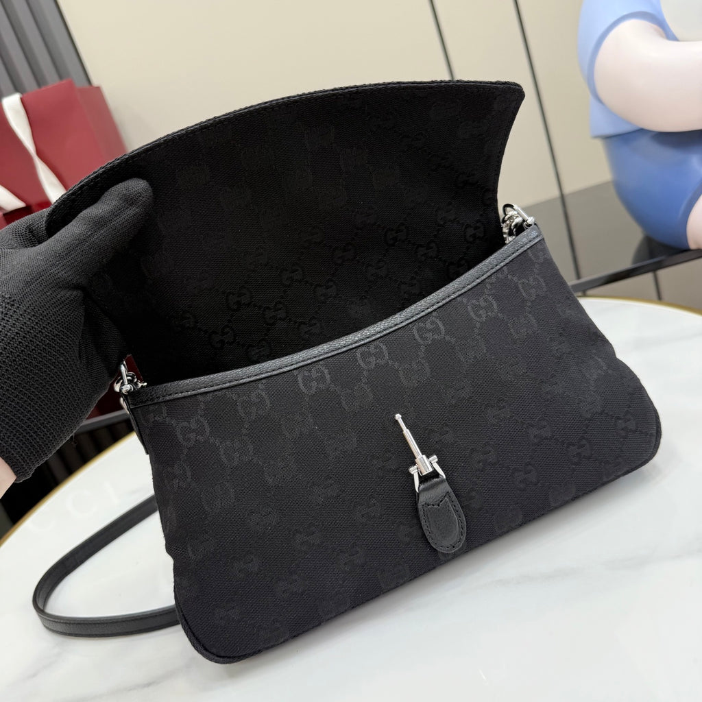 Gucci zipper pouch bag in black jacquard with front logo pattern and wrist strap