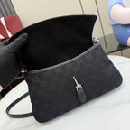 Gucci zipper pouch bag in black jacquard with front logo pattern and wrist strap