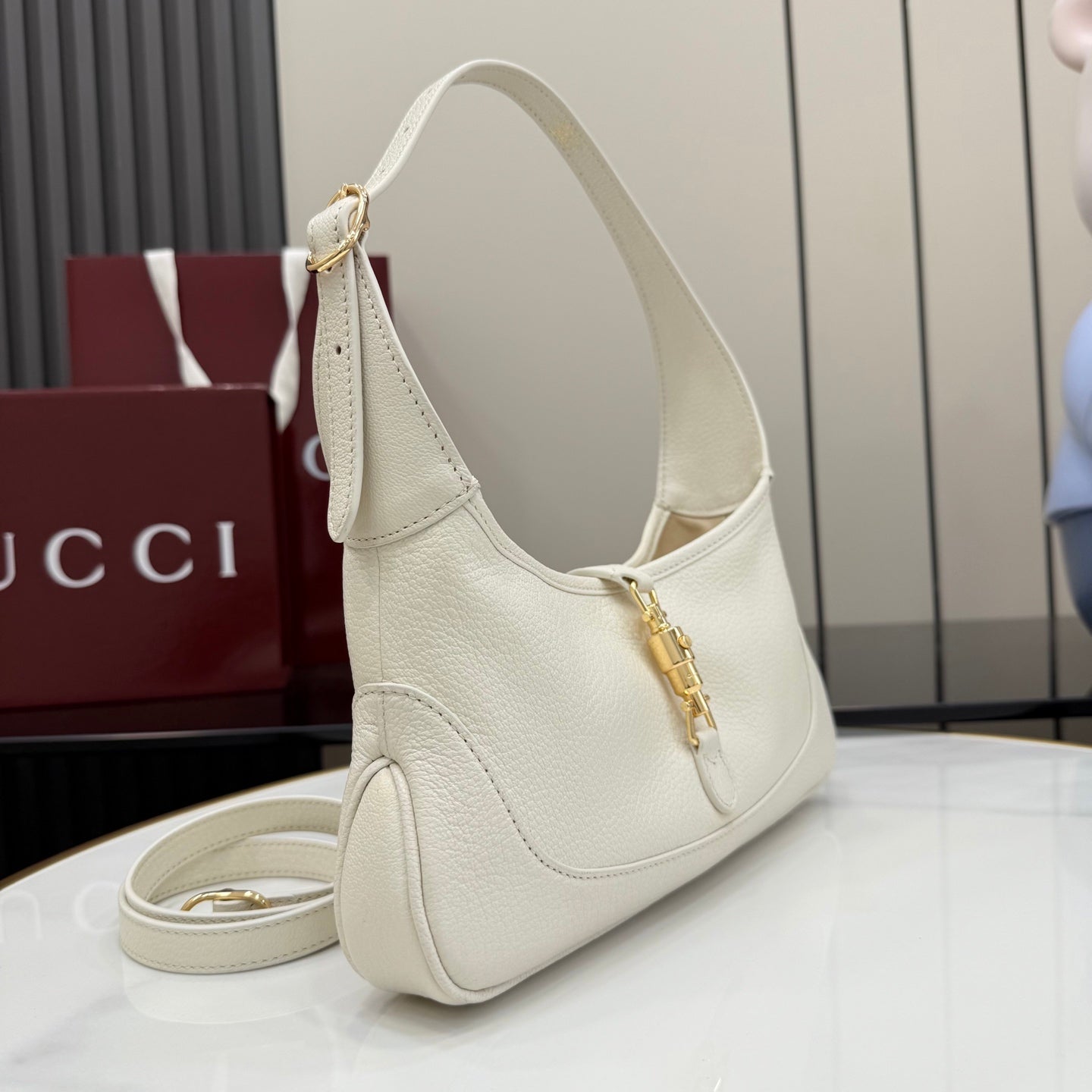 Gucci white leather hobo bag with shoulder strap and gold-tone hardware