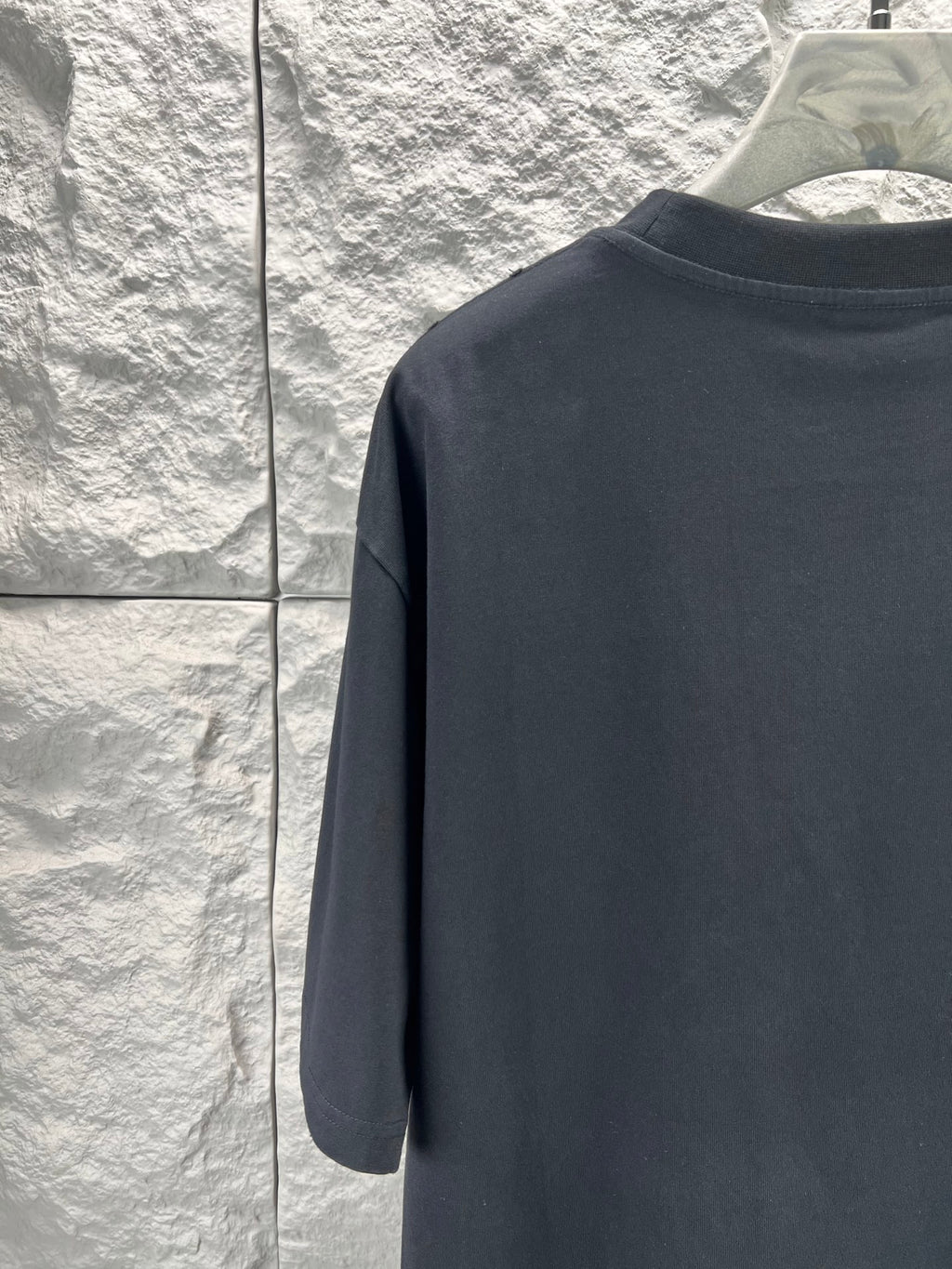 Balenciaga dark short-sleeve T-shirt, plain back and sleeves