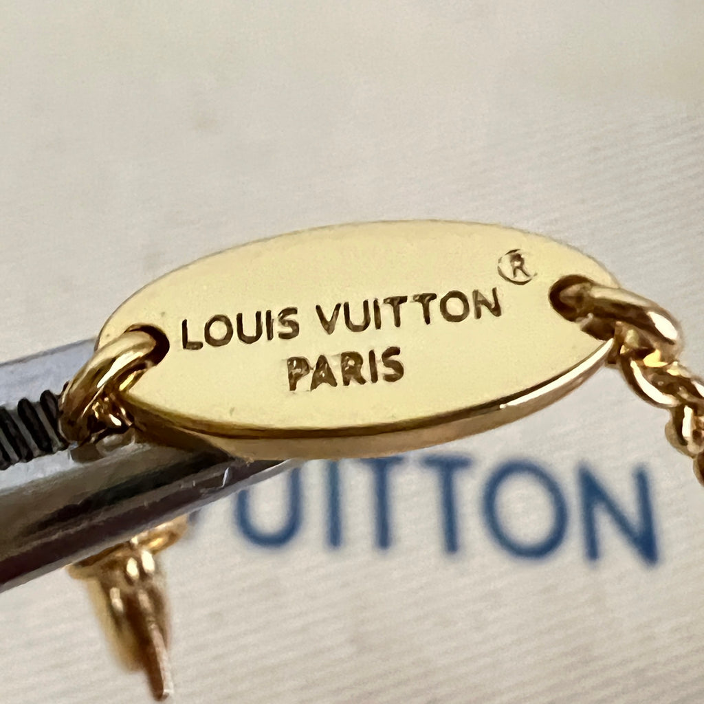 Gold-tone oval clasp with Louis Vuitton Paris engraving