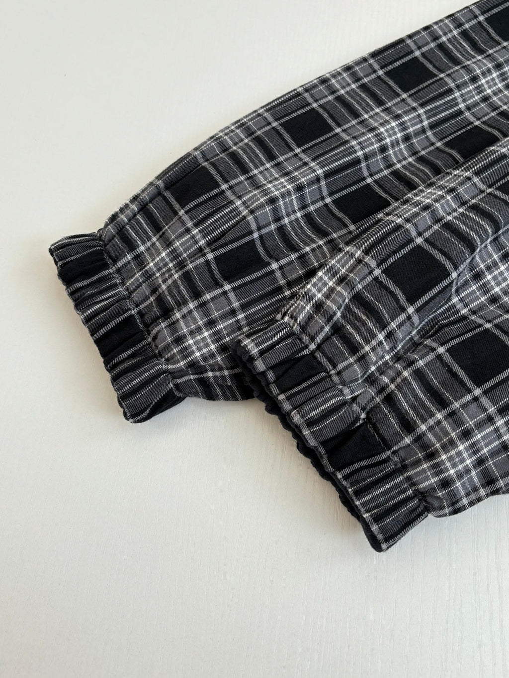 Dark plaid long pants with elastic cuffs and gathered waist