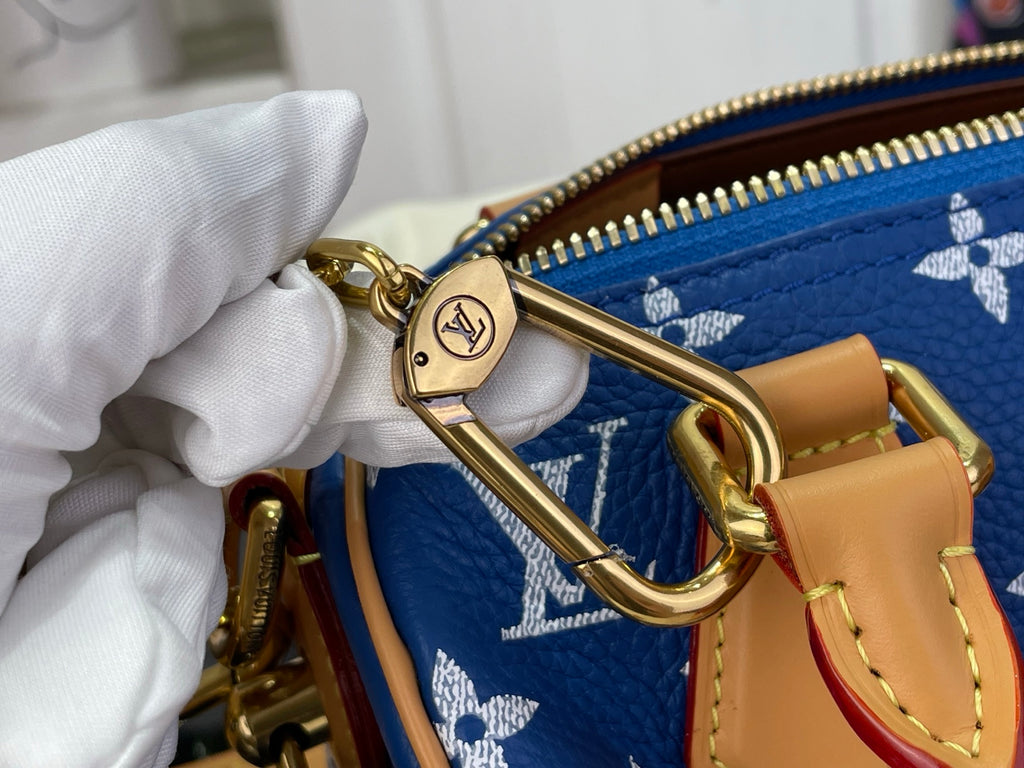 Louis Vuitton bag gold clasp and D-ring on blue monogram fabric with zipper