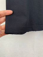 Navy short-sleeve T-shirt bottom hem stitching detail