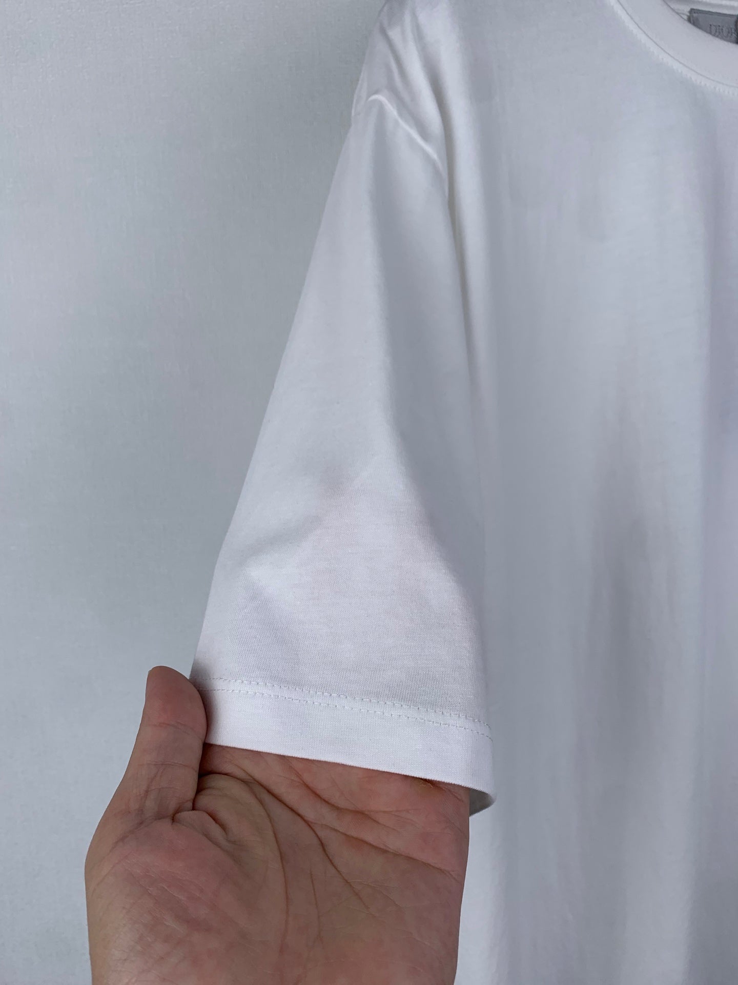 Dior short-sleeve T-shirt, white sleeve hem with visible stitching