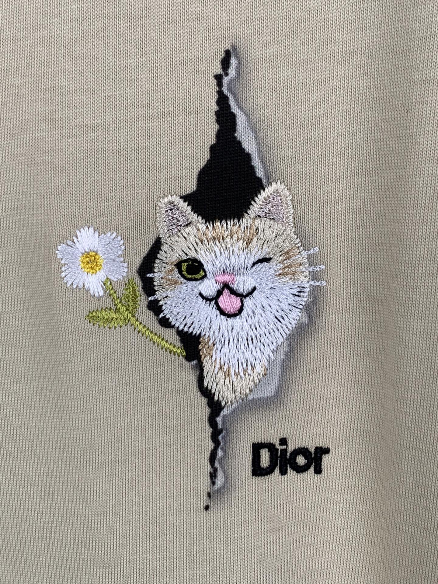 Cat and Dior logo embroidery on a beige T-shirt